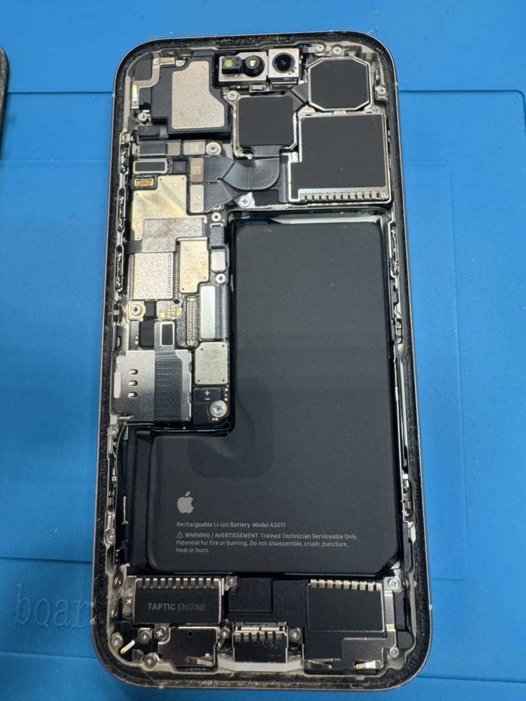 【滋賀・栗東】車に轢かれて大破したiPhone 15 Pro…カメラも外れた絶望的状態から、奇跡の「データ取り出し」に成功!